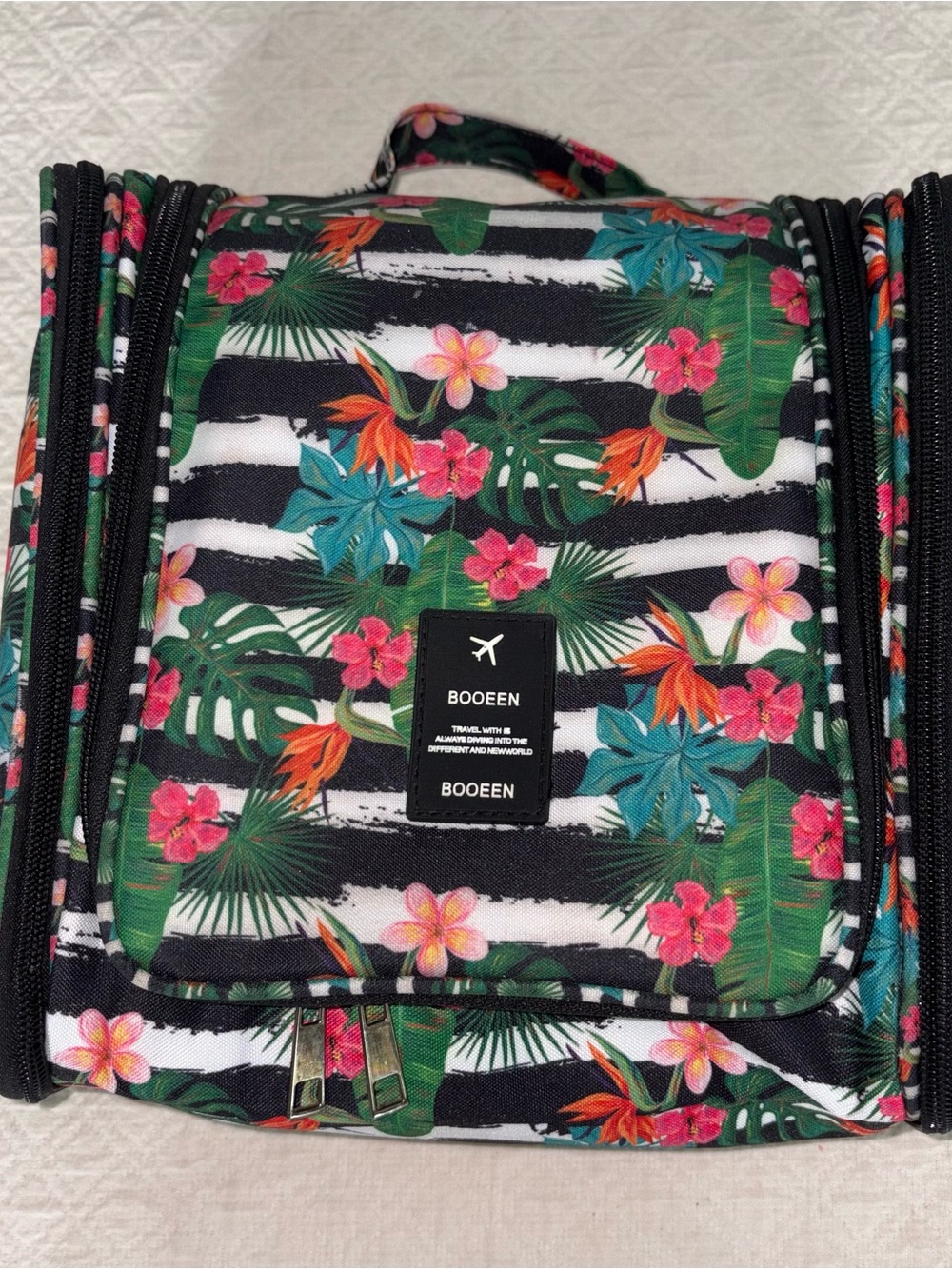 BOOEEN TRAVEL COSMETIC HANGING CASE WITH LOTS OF COMPARTMENTS